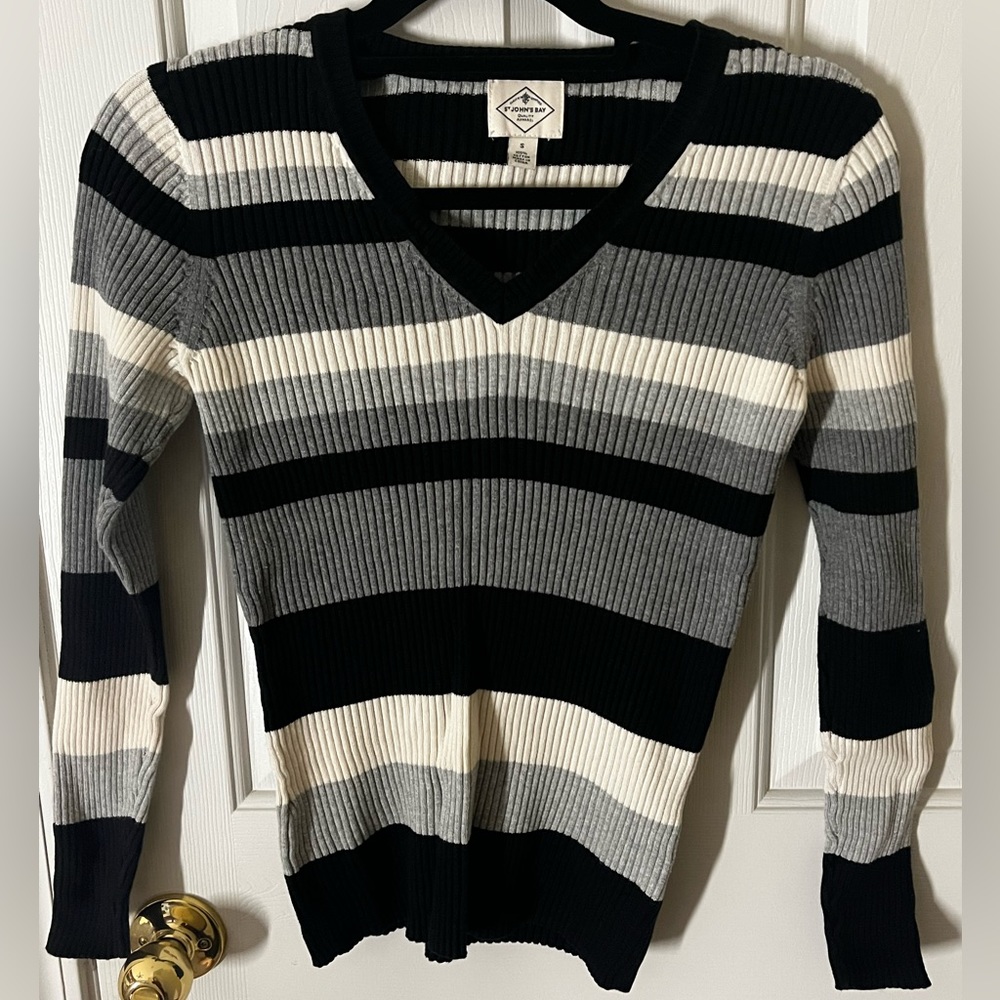 St. John’s Bay: V-neck long sleeve sweater in small